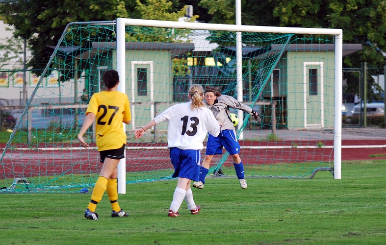 2009_0824_201207AA.JPG - Karolina Björklund avslutar målskyttet med 10-0 för Södra
