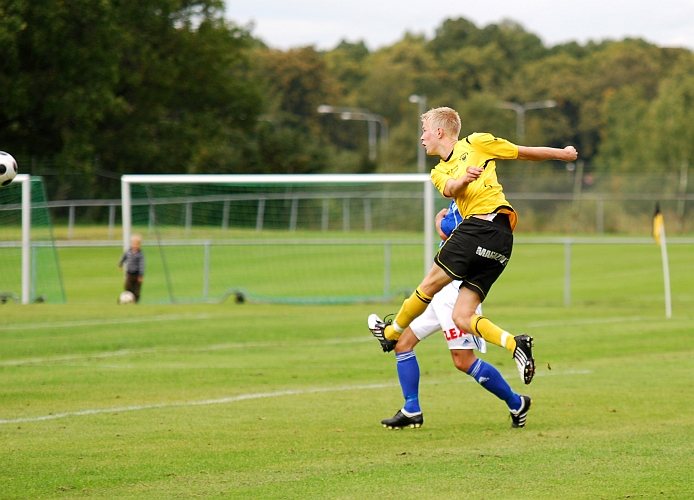 2009_0912_10.JPG - Martin Haglind drar i väg ett riktigt kanonskott som betyder 2-0 till Södra