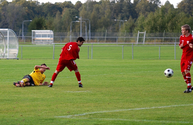 2009_0920_22.JPG - Mirre gjorde mål i alla möjliga situationer här gör ett mål halvt liggandes i gräset