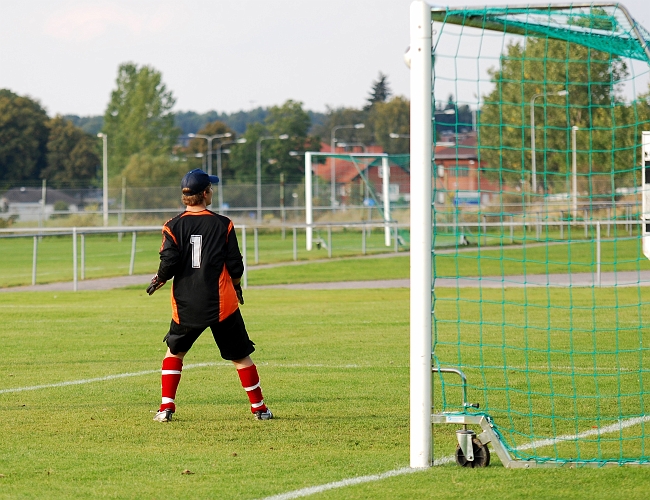 2009_0920_26.JPG - Målvakten kan bara titta på när bollen seglar in i bortre krysset efter att Jonas Hammarlund har skjutit