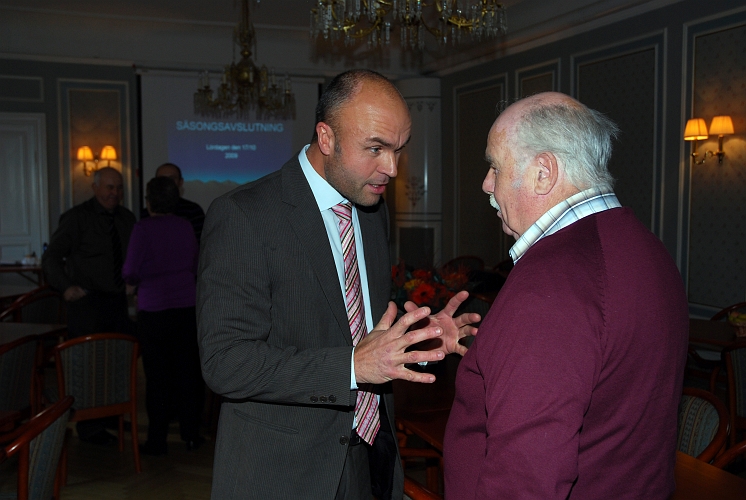 2009_1017_155117AA.JPG - Thomas "Jotte" Nilsson och Bo "Hebba" Gustavsson samspråkar