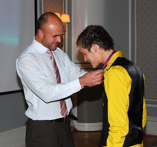 2009_1017_170656AA.JPG - Medalj för Serieseger i Elitreserv Västmanland, Ken Jansson (Dennis Jansson)