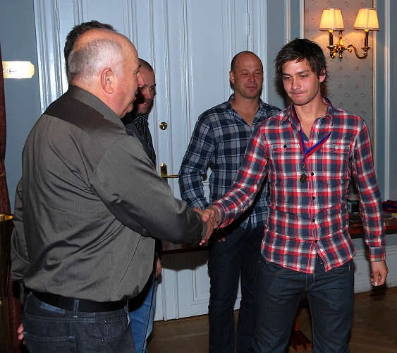 2009_1017_170728AA.JPG - Medalj för Serieseger i Elitreserv Västmanland, Niklas Larsson