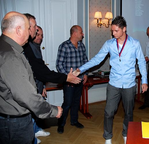 2009_1017_171034AA.JPG - Medalj för Serieseger i Elitreserv Västmanland, Miralem Malic