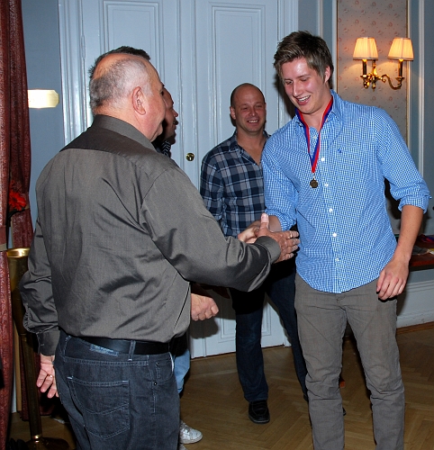 2009_1017_171119AA.JPG - Medalj för Serieseger i Elitreserv Västmanland, Joakim Bohman