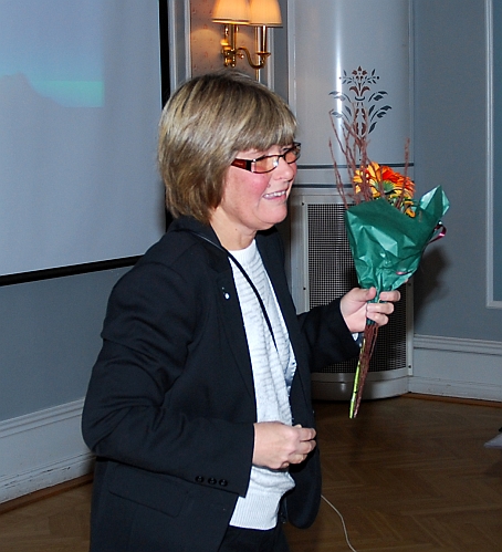 2009_1017_173106AA.JPG - Andersson tackas av styrelsen