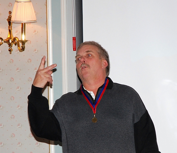 2009_1017_174037AA.JPG - Roberto förklarar något som var oklart