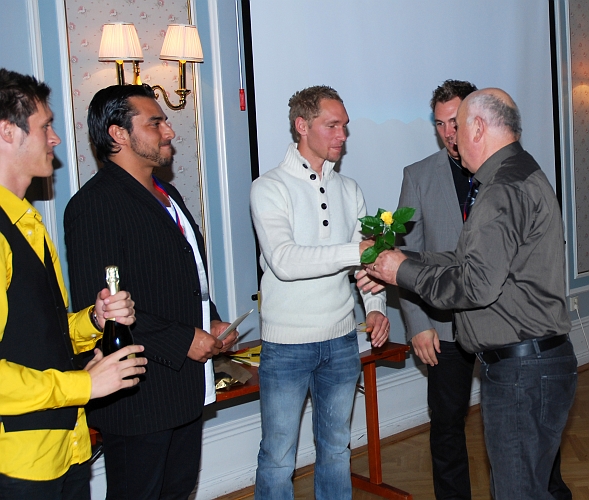 2009_1017_174601AA.JPG - Spelarna genom (Ken Jansson, Victor Huerta, Mikael Wiker, Fredrik Hagström) tackar ledarna för säsongen 2009