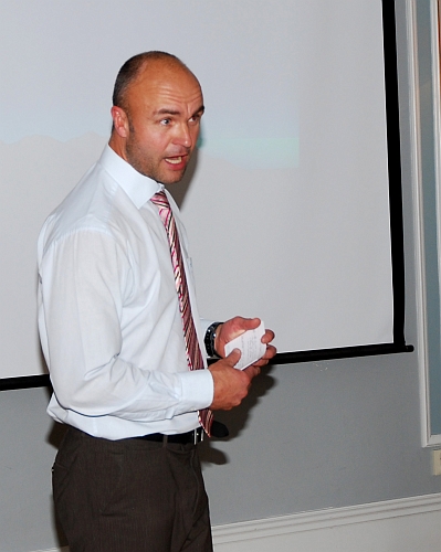 2009_1017_174830AA.JPG - Thomas "Jotte" Nilsson bjuder lite på sig själv