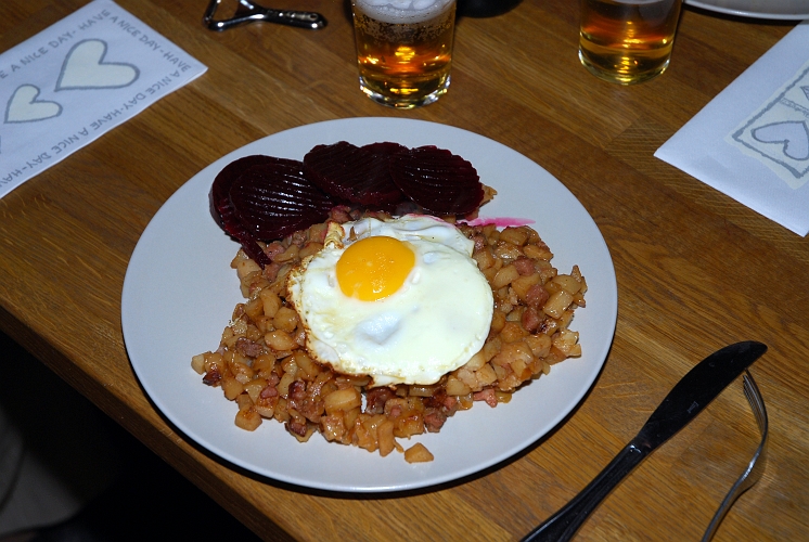 2009_1017_181549AA.JPG - Pytt i Panna med Ägg och Rödbetor