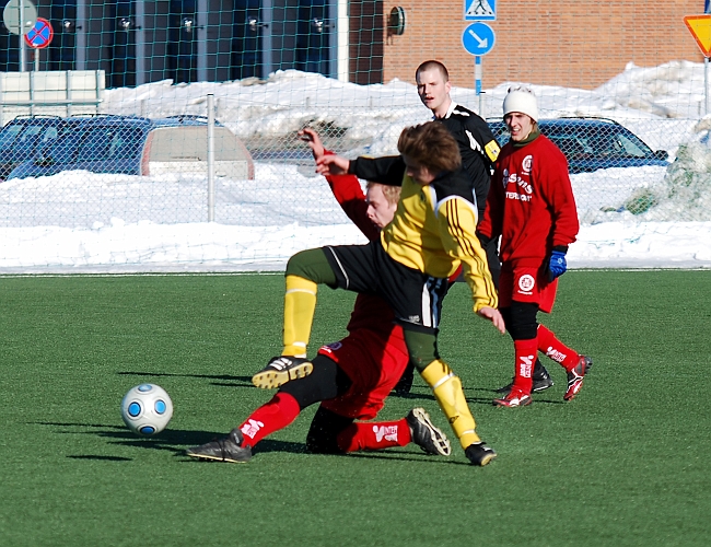 2010_0314_25.JPG - Brian Nilsson blir fälld och får frispark