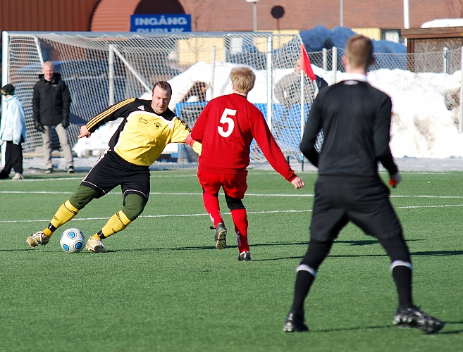 2010_0314_27.JPG - Stilstudie av Mikael Westman, som gick ner och spelade mittback i 2:a halvlek