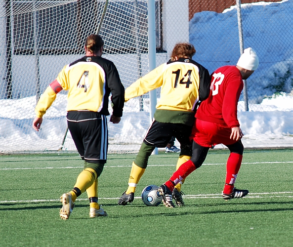 2010_0314_28.JPG - Oscar Ekstrand tar hand om bollen när munktorpspelaren försöker bryta sig fram