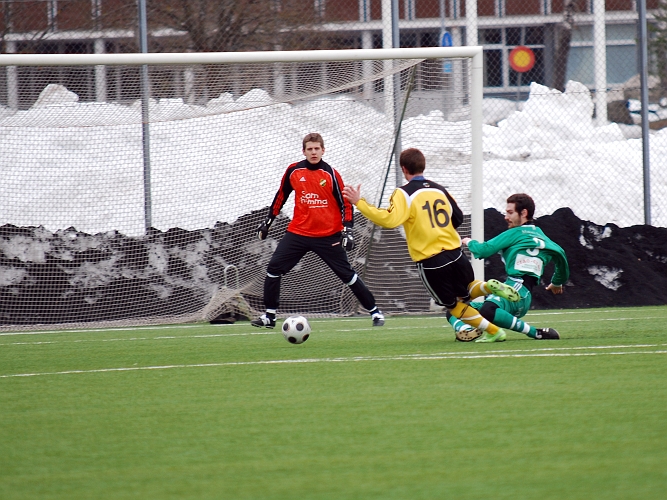 2010_0402_23.JPG - Dennis Jansson får ett bra läge men det vill sig inte riktigt idag