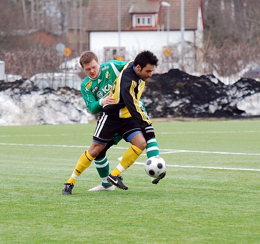 2010_0402_31.JPG - Arton Bekaj försöker att komma loss för ett avslut mot mål