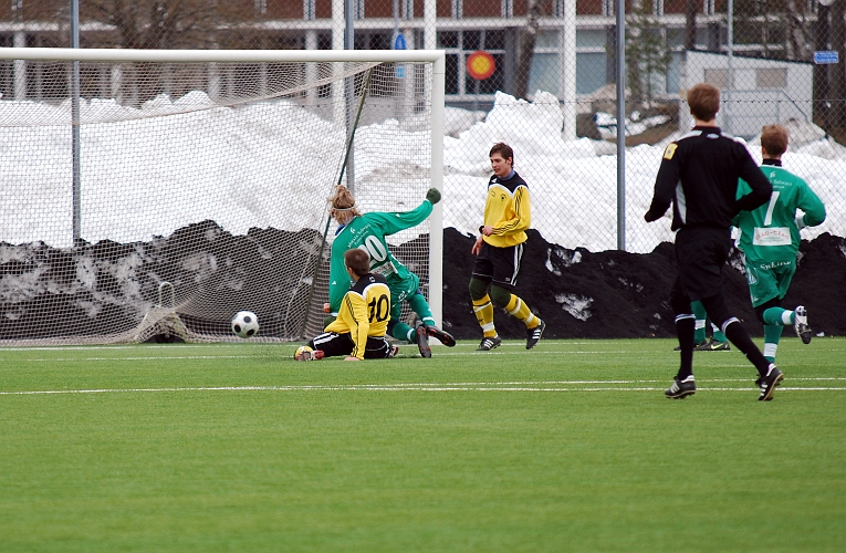 2010_0402_34.JPG - Direkt i början av 2:a halvlek gör Immetorp ett ryck och här gör man 1-3