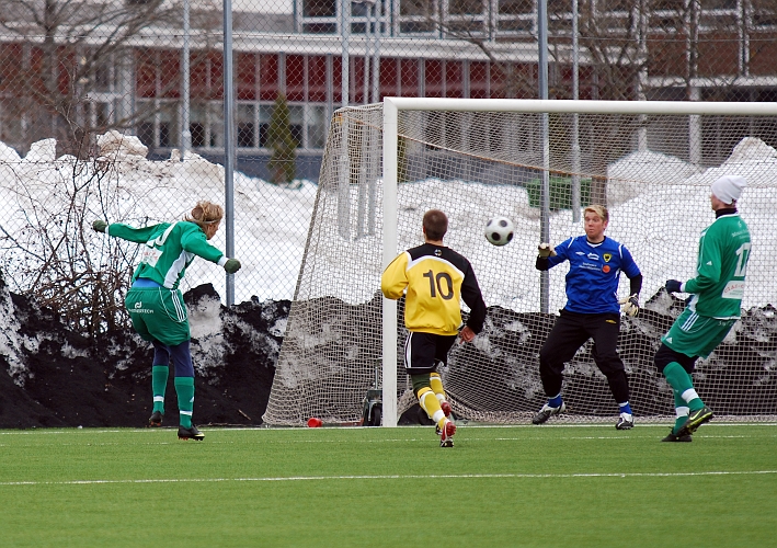 2010_0402_35.JPG - Minuten efter utökar man sin ledning till 1-4 genom ett fint nickmål