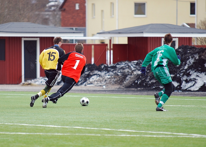 2010_0402_41.JPG - Södra reducerar till 2-4 genom Ken Jansson, som rundar målvakten och rullar in bollen i mål