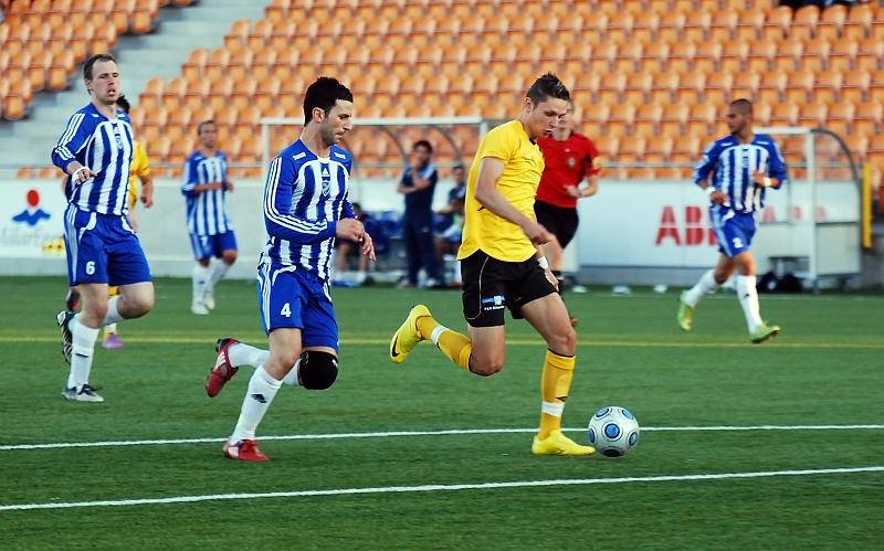 2010_0623_35.JPG - Miralem Malic kommer igenom och får friläge . . . .