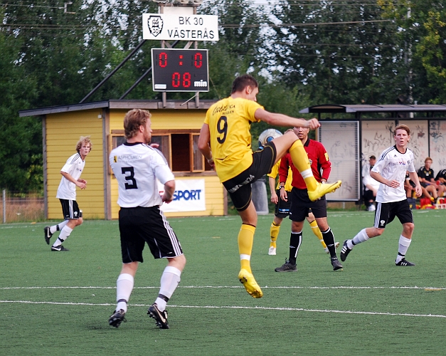 2010_0813_05.JPG - Miralem Malic tar ner en passning i straffområdet