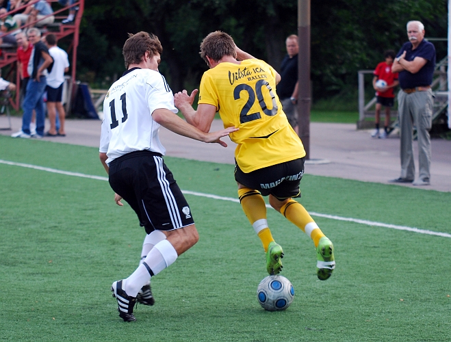 2010_0813_09.JPG - Dennis Jansson försöker att dribbla sig förbi BK30 backen