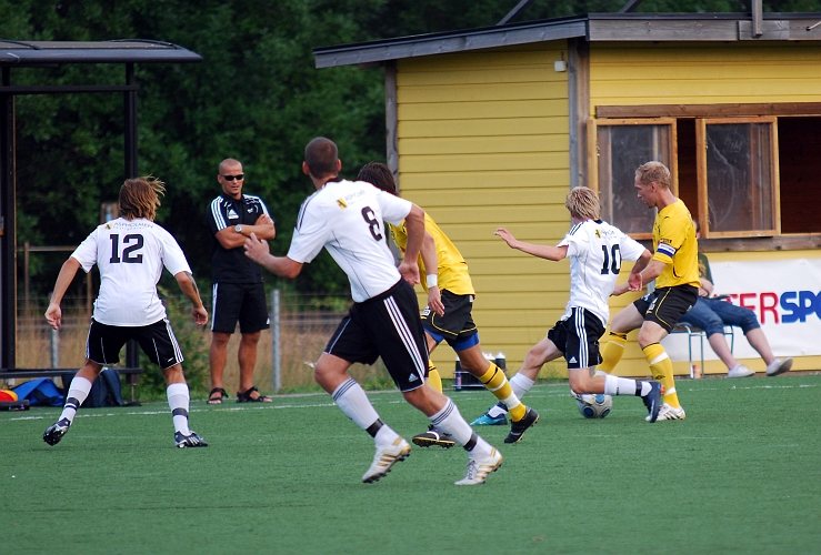 2010_0813_10.JPG - Det var ofta trångt på mittfältet och svårt för Södra's mittfältare att fram med passningarna