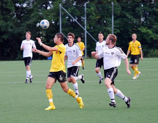 2010_0813_13.JPG - Miralem Malic nickpassar bollen vidare framåt straffområdet