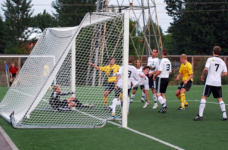 2010_0813_14.JPG - Här är det nära att Södra tar ledningen bollen var på mållinjen och BK30 försvaret var satt under press men får till slut undan bollen