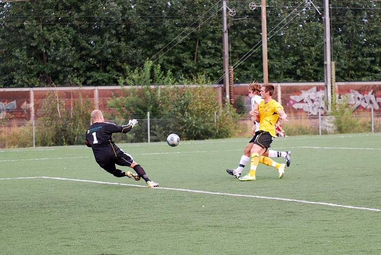 2010_0813_17.JPG - Dennis Jansson i bra läge framför målet men bollen går utanför