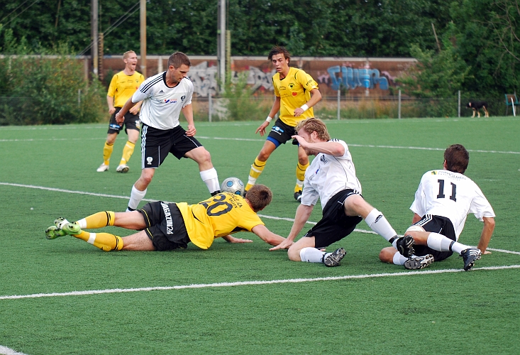 2010_0813_21.JPG - . . . . och blir fälld men bollen studsar ut mot Rio . . . .