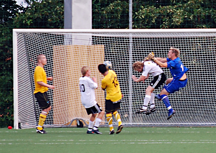 2010_0813_29.JPG - Södra's målvakt Fredrik Hagström blir ojust attackerad och får frispark