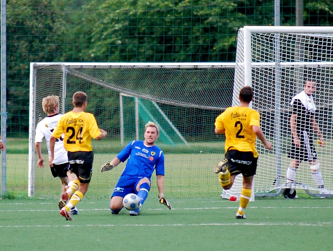 2010_0813_32.JPG - Fredrik Hagström gör en kanonräddning på friläge direkt efter avspark i 2:a halvlek