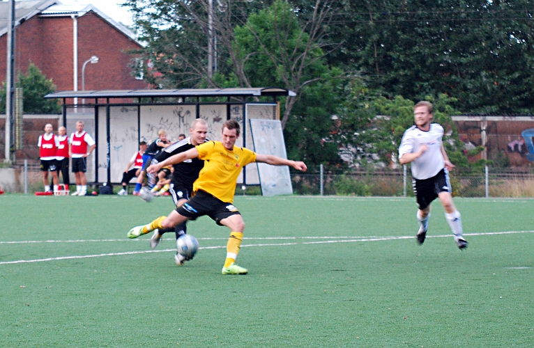2010_0813_45.JPG - Dennis Jansson är förbi målvakten gör 3-0 till Södra i 79 minuten