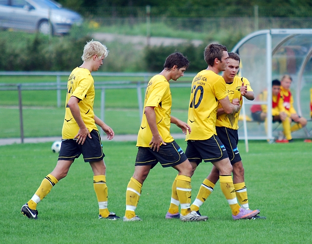 2010_0828_14.JPG - Nöjda Södraspelare efter 1-0 målet