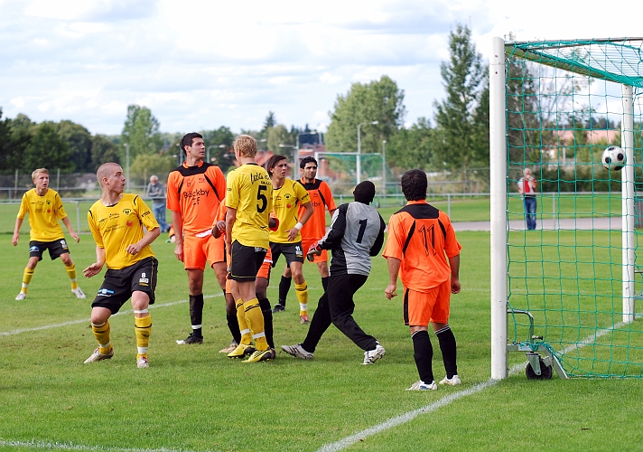 2010_0828_30.JPG - Bollen studsar i ribban och ner i målet