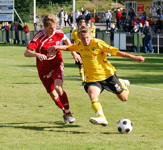 2010_0904_04.JPG - Dervis Grabus kommer förbi på utsidan och slår ett inlägg