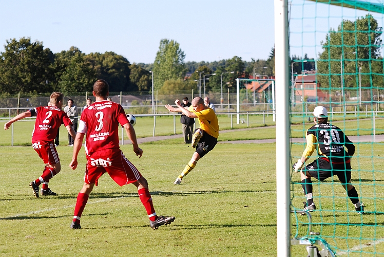 2010_0904_30.JPG - Gustav Gustavsson får ett bra läge men får snedträff på bollen