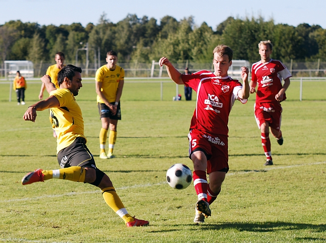 2010_0904_31.JPG - Arton Bekaj hinner inte riktigt få iväg skottet utan en Salaback täcker undan bollen