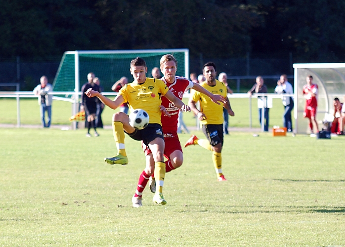 2010_0904_36.JPG - Miralem Malic ser att målvakten är långt ute och försöker lobba in bollen