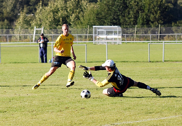 2010_0904_38.JPG - Filip Stjernfeldt i bra läge men målvakten gör en bra räddning
