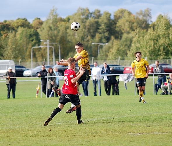 2010_0918_46.JPG - Miralem Malic nickar bollen mot målet, men målvakten tar hand om bollen