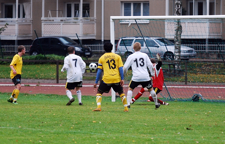 2010_0925_18.JPG - En bra Södrachans men målvakten räddar till hörna