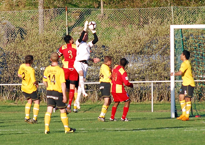 2011_0429_11.JPG - Målvakten Nils Carlsson går upp och plockar in bollen