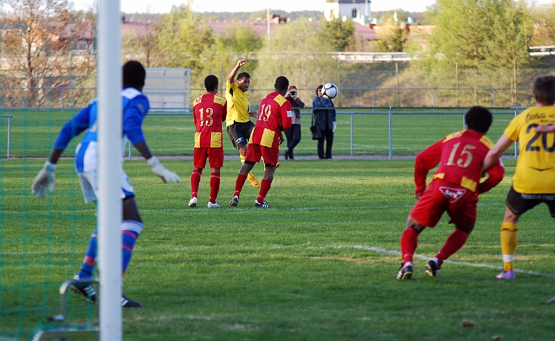 2011_0429_14.JPG - Jonas Hammarlund slår en frispark