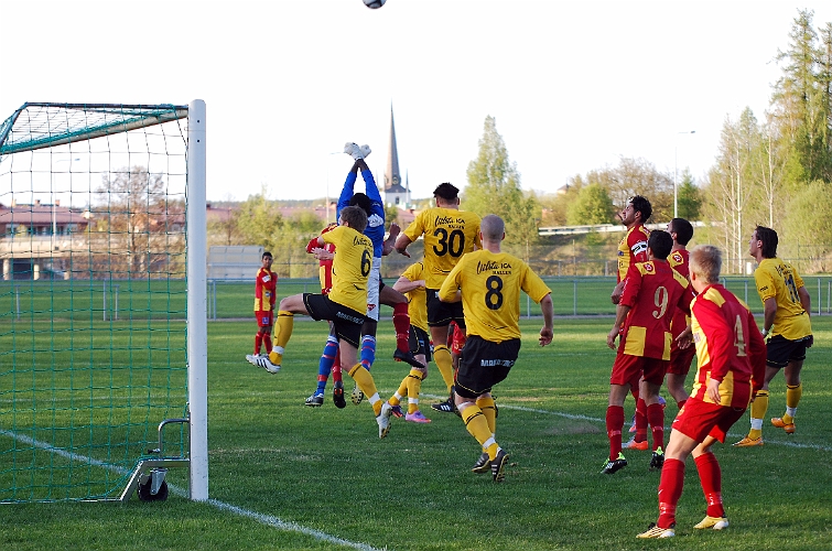 2011_0429_15.JPG - Målvakten boxar bollen högt upp i skyn