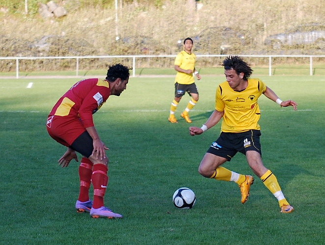 2011_0429_16.JPG - Rio Babovic utmanar försvararen