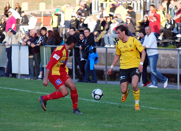 2011_0429_21.JPG - Rio Babovic försöker att rycka iväg med bollen under kontroll