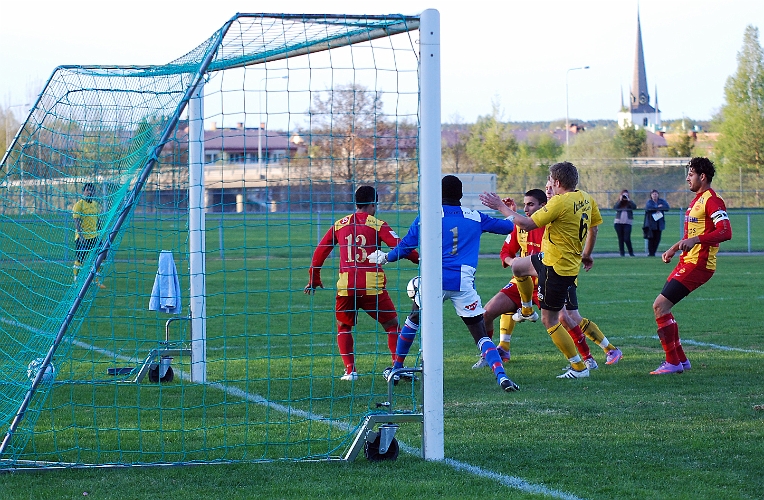 2011_0429_24.JPG - En bra Södrachans men Syrianska försvaret får undan bollen