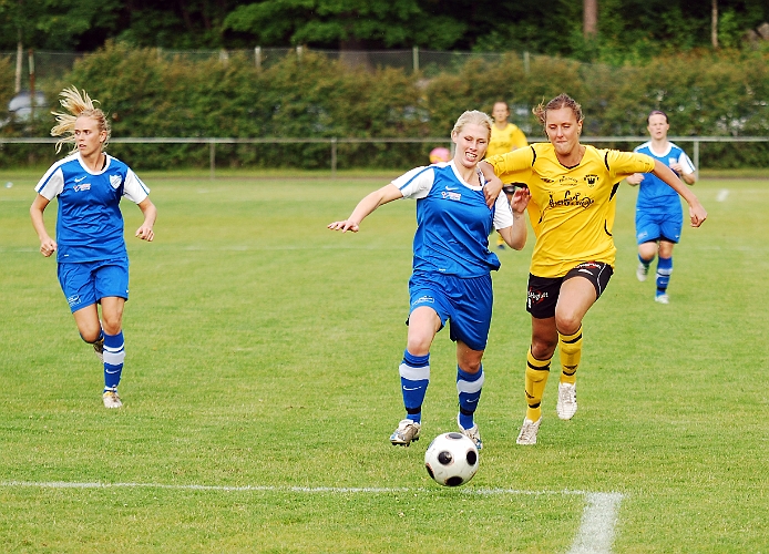 2011_0620_03.JPG - Sofia Larsson sätter press på Götlundabacken