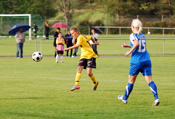 2011_0620_07.JPG - Adelisa Grabus skjuter mot mål